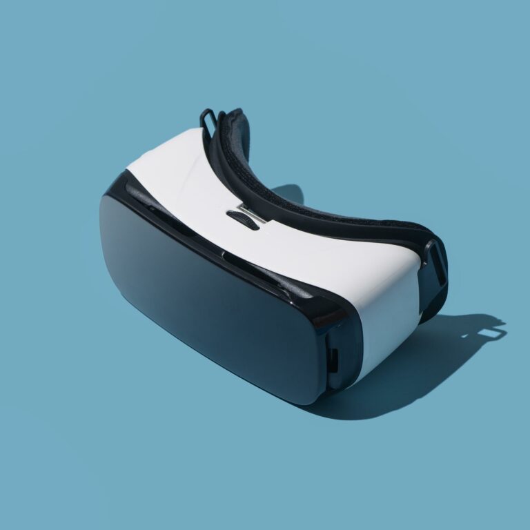 virtual-reality-headset-WGFRAKB-compressed.jpeg